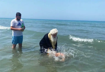  Albanië - bisschop doopt in zee 